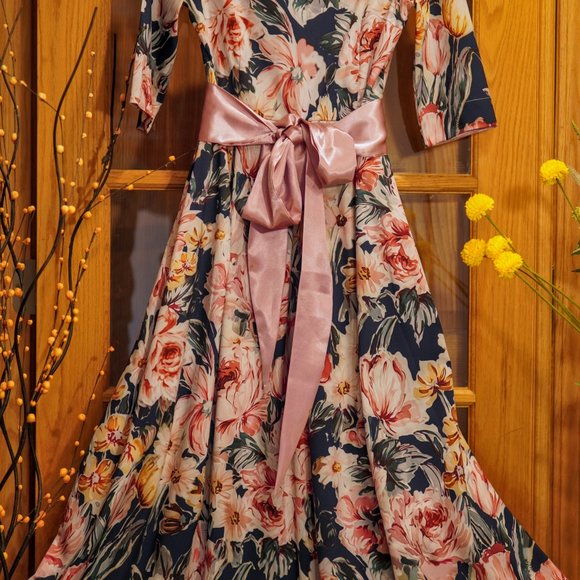 Elegant Floral Plated Dress Perfect For Every Event - Picture 3 of 4